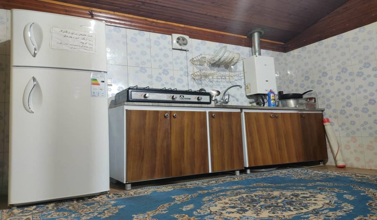 آشپزخانه کلبه جنگلی چوبی کالیکلا لفور