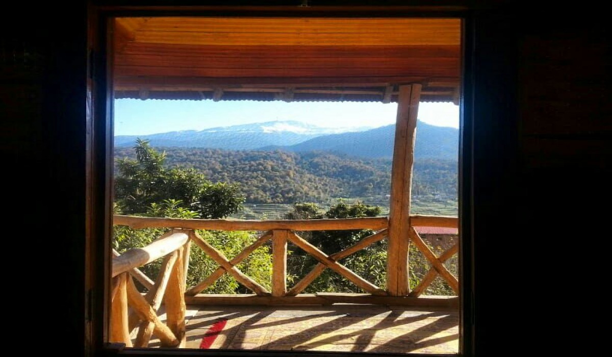 تراس رویایی کلبه جنگلی چوبی کالیکلا لفور