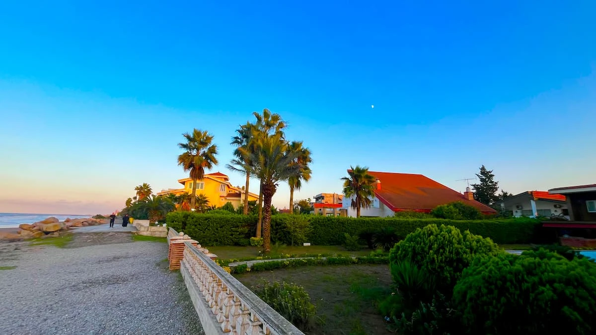 لیست اقامتگاه‌های ارزان دریاکنار | تجربه اقامت اقتصادی در یکی از خاص‌ترین شهرک‌های ساحلی ایران