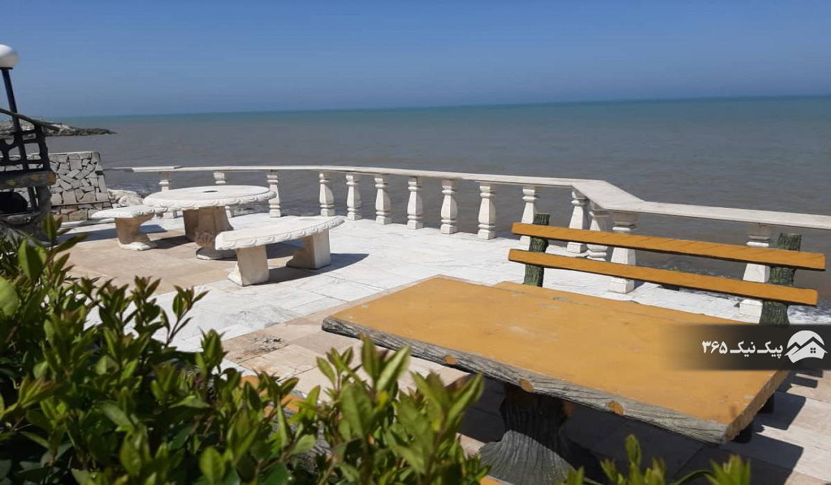 صندلی سنگی عمارت استخردار با ساحل اختصاصی
